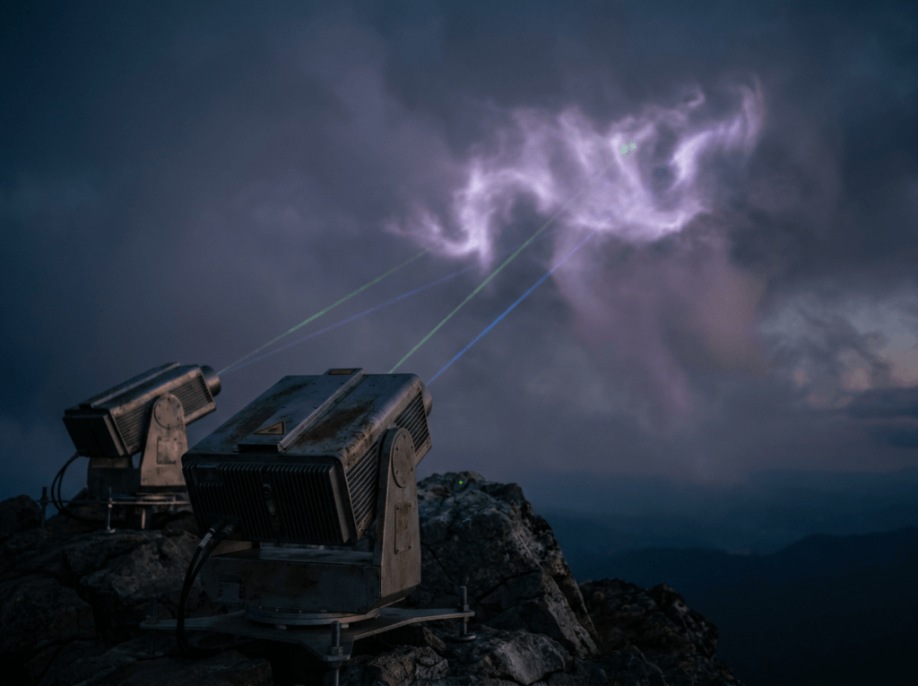 Zaawansowane projektory laserowe tworzące sztuczne zjawiska świetlne w atmosferze.